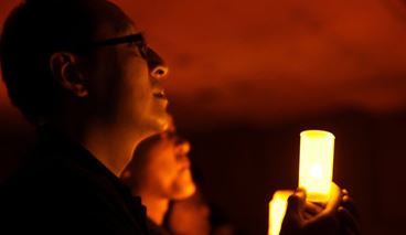 梦见自己没穿衣服裹着床单意味着什么？